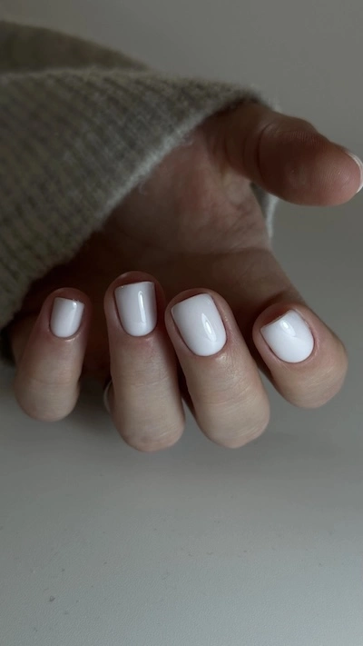 Apperçu des mains d'une cliente avec une pose sur ongles naturels courts