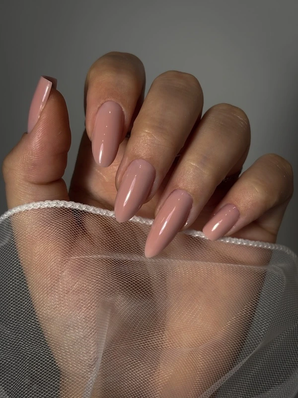 Apperçu des mains d'une cliente avec des exemples de mise en forme et differentes longeurs