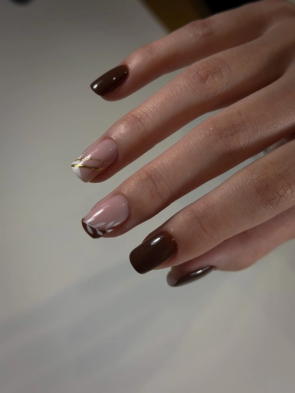 Apperçu des mains d'une cliente avec une pose en nail art nature