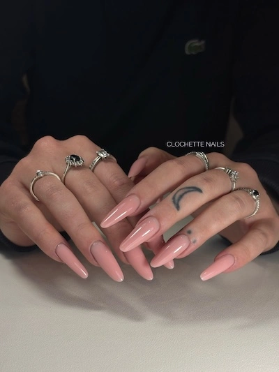 Apperçu des mains d'une cliente avec un rallongement long